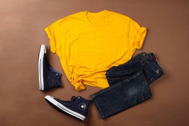 Pamuktan yapılmış düz tişörtler her gün kullanılabilir. Bu tişört siyah pantolon veya herhangi bir renkle iyi gider. Düz kıyafetler basittir ama seni daha havalı gösterir. Tişört modeli..
