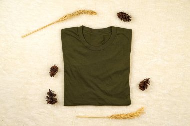 Pamuktan yapılmış düz tişörtler her gün kullanılabilir. Bu tişört siyah pantolon veya herhangi bir renkle iyi gider. Düz kıyafetler basittir ama seni daha havalı gösterir. Tişört modeli..