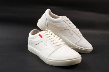 Beyaz arka planda izole edilmiş beyaz deri ayakkabılar. Bu ayakkabılar okulda ya da arkadaşlarınızla takılırken kullanılabilir. Kullanımı rahat ve modaya uygun. Reklam alanın için..