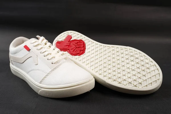 Witte Leren Sneakers Geïsoleerd Witte Achtergrond Deze Schoenen Kunnen Gebruikt — Stockfoto