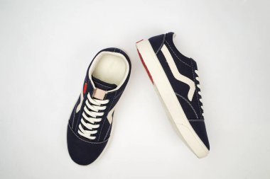 Donanma spor ayakkabılarının tüm vücudunu yukarıdan gösteriyor. Spor ayakkabıları basit ve modaya uygun görünümleri nedeniyle gençler arasında çok popülerdir. Reklamınız için yer açın. Bir spor ayakkabı modeli..