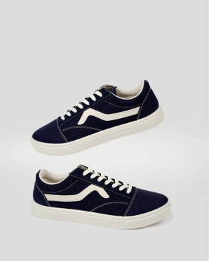 Converse spor ayakkabılarının basit motifleri vardır ve ayrıca tasarımlarında minimalist renkler kullanırlar. Bu ayakkabıları daha şık ve havalı yap. Okulda kullanım için uygun ya da sadece arkadaşlarla takılmak için..