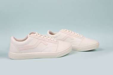 Converse spor ayakkabılarının basit motifleri vardır ve ayrıca tasarımlarında minimalist renkler kullanırlar. Bu ayakkabıları daha şık ve havalı yap. Okulda kullanım için uygun ya da sadece arkadaşlarla takılmak için..