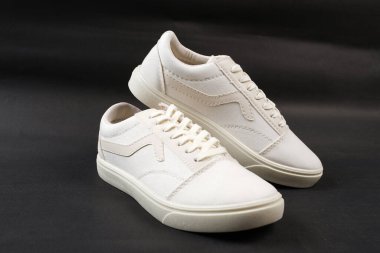 Beyaz arka planda izole edilmiş sade beyaz spor ayakkabıları gençler arasında çok popülerdir. Okul ya da moda için çok uygun basit bir ayakkabı modeli. Reklamınız için boş yer. Ayakkabı modeli..