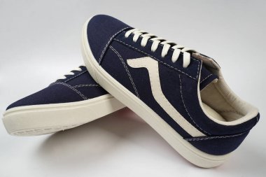 Donanma spor ayakkabılarının detaylarını gösteriyor. Spor ayakkabıları basit ve modaya uygun görünümleri nedeniyle gençler arasında çok popülerdir. Reklamınız için yer açın. Bir spor ayakkabı modeli..