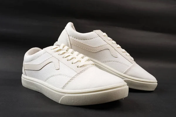 Beyaz Arka Planda Izole Edilmiş Sade Beyaz Spor Ayakkabıları Gençler — Stok fotoğraf