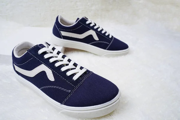 Zeigt Details Der Seite Der Navy Turnschuhe Sneaker Sind Bei — Stockfoto