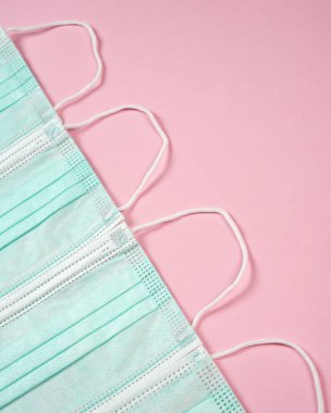 Dışarıdaki havanın burun organları tarafından solunmasını engellemek için çalışan tıbbi maskeler. Havayı filtrelemek bir yana, tıbbi maskeler de şimdiki gibi salgın sırasında önemli bir rol oynar..