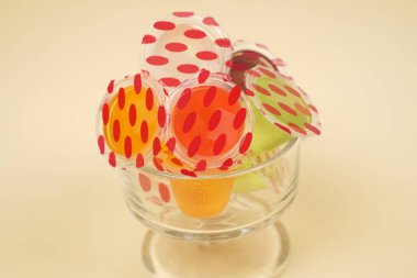 Gün boyunca çeşitli atıştırmalık tatları olan renkli bir jöle. Bu aperatif her yaş için çok popülerdir. Büyük bir olay olduğunda ya da sadece bir aile toplantısı olduğunda hizmet edilmeye uygundur..