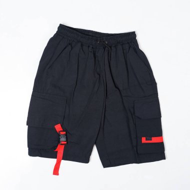 Beyaz arka planda sade motifli erkek kısa kargo pantolonu. Bu pantolon günlük kullanım için çok rahattır. Kargo pantolonunun ön detaylarını gösteriyorum. Markayı yerleştirmek için boş alan.