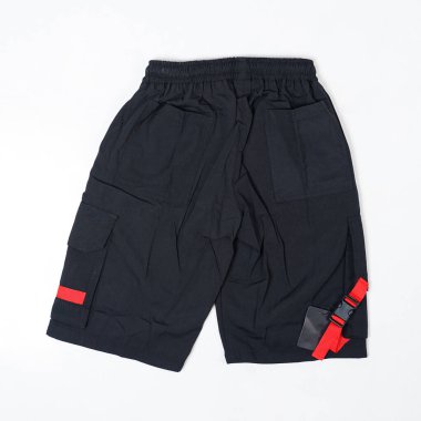 Beyaz arka planda sade motifli erkek kısa kargo pantolonu. Bu pantolon günlük kullanım için çok rahattır. Kargo pantolonlarının ayrıntılarını gösteriyor. Damgayı koymak için boş alan. Pantolon modeli.