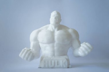 Bu Kahraman Süper Kahraman minyatürü Poli Laktik Asitten yapılmıştır ve 3D baskı makinesi kullanılarak tasarlanmıştır. Hulk 'un kızgın yüzü beyaz arka planda izole edildi. Minyatür maketi. Boş kopyalama alanı.