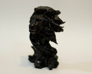 Aslan başı şeklinde bir CNC yönlendirici. Plastikten yapılmış 3 boyutlu tasarım. Minyatür hayvanlar koleksiyon ya da oda mobilyası olarak kullanılmaya uygundur. Lazer kesimi. Lazer şablonları. Odak bulanıklığı.