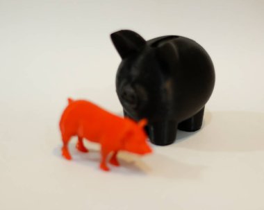 CNC router bir domuz şeklindedir. Plastikten yapılmış 3 boyutlu tasarım. Minyatür hayvanlar koleksiyon ya da oda mobilyası olarak kullanılmaya uygundur. Lazer kesimi. Lazer şablonları. Odak bulanıklığı.