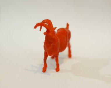 CNC yönlendirici boynuzlu kırmızı keçi şeklinde. Plastikten yapılmış 3 boyutlu tasarım. Minyatür hayvanlar koleksiyon ya da oda mobilyası olarak kullanılmaya uygundur. Lazer kesimi. Lazer şablonları. Odak bulanıklığı.