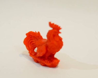 Kırmızı horoz şeklinde bir CNC yönlendirici. Plastikten yapılmış 3 boyutlu tasarım. Minyatür hayvanlar koleksiyon ya da oda mobilyası olarak kullanılmaya uygundur. Lazer kesimi. Lazer şablonları. Odak bulanıklığı.
