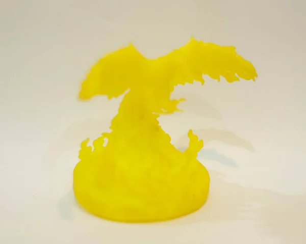 Sarı Kartal Şekilli Cnc Yönlendirici Plastikten Yapılmış Boyutlu Tasarım Minyatür — Stok fotoğraf