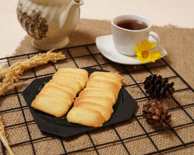 Kedi dili keki. Kedi dili pastası, Hollanda kökenli kedi diline benzer bir şekli olan bir pasta türüdür. Kedi dilli kekin lezzetli, lezzetli ve çıtır çıtır bir tadı var.