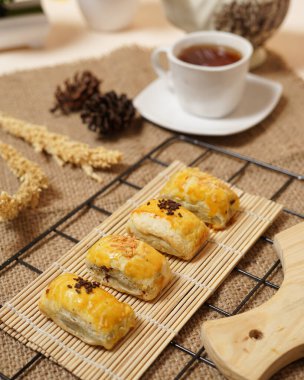 This pia tape cake, which is made using the main ingredient of sticky rice, is a typical cake from the city of Jember. Pie tape is available in two flavors, namely chocolate and cheese.
