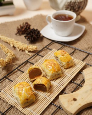 This pia tape cake, which is made using the main ingredient of sticky rice, is a typical cake from the city of Jember. Pie tape is available in two flavors, namely chocolate and cheese.