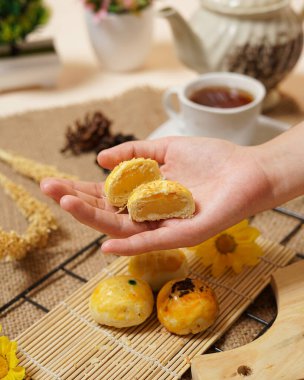 This pia tape cake, which is made using the main ingredient of sticky rice, is a typical cake from the city of Jember. Pie tape is available in two flavors, namely chocolate and cheese.