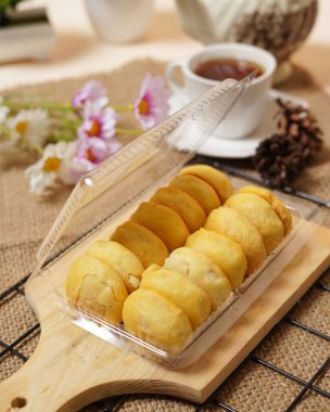 This pia tape cake, which is made using the main ingredient of sticky rice, is a typical cake from the city of Jember. Pie tape is available in two flavors, namely chocolate and cheese.