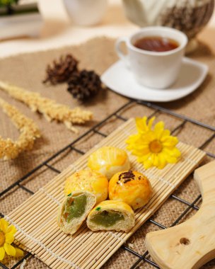 This pia tape cake, which is made using the main ingredient of sticky rice, is a typical cake from the city of Jember. Pie tape is available in two flavors, namely chocolate and cheese.