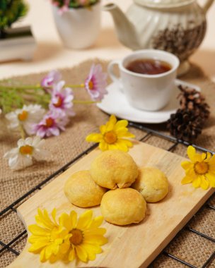 This pia tape cake, which is made using the main ingredient of sticky rice, is a typical cake from the city of Jember. Pie tape is available in two flavors, namely chocolate and cheese.