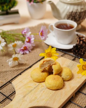 This pia tape cake, which is made using the main ingredient of sticky rice, is a typical cake from the city of Jember. Pie tape is available in two flavors, namely chocolate and cheese.