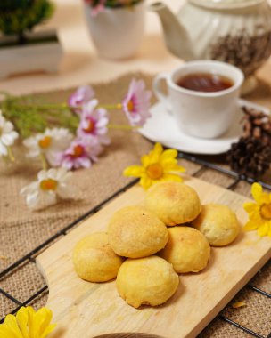 This pia tape cake, which is made using the main ingredient of sticky rice, is a typical cake from the city of Jember. Pie tape is available in two flavors, namely chocolate and cheese.