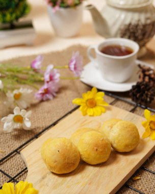 This pia tape cake, which is made using the main ingredient of sticky rice, is a typical cake from the city of Jember. Pie tape is available in two flavors, namely chocolate and cheese.