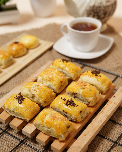 This pia tape cake, which is made using the main ingredient of sticky rice, is a typical cake from the city of Jember. Pie tape is available in two flavors, namely chocolate and cheese.