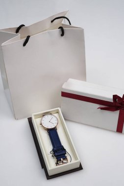 İlanını doldurmak için boş bir marka etiketi olan sade mavi saat. İzole edilmiş beyaz arka plan. Hem erkekler hem de kadınlar tarafından kullanılabilecek basit bir saat. İzle..