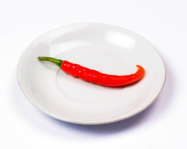 Beyaz arka planda büyük kırmızı biber izole edilmiş. Bu biberin o kadar da baharatlı olmayan bir tadı var. Genellikle yemek pişirme baharatlarının karışımı için kullanılır. Acı biber yemek kanseri önleyebilir ve ömrü uzatabilir. Chili modeli..
