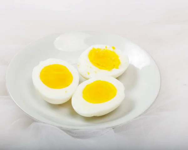 Eierschijfjes Een Witte Plaat Het Wordt Midden Cirkel Gesneden Gekookte — Stockfoto