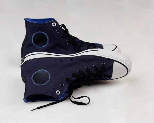 Μπλε Αθλητικά Παπούτσια Του Ναυτικού Λευκό Φόντο Αυτά Παπούτσια Είναι — Φωτογραφία Αρχείου
