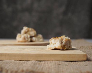 Siomay koyu bir arka planda soluk soluğa olabilir. Siomay 'ın İç Moğolistan' dan geldiği düşünülüyor. Çince, siomay (shaoma). Endonezya hamur köfteleri genellikle ana malzeme olarak uskumru kullanır. Odak bulanıklığı.