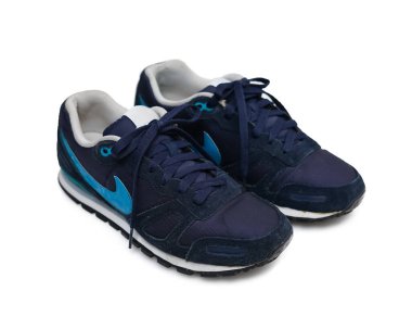 Açık mavi desenli donanma ayakkabıları beyaz arka planda izole edilmiş. Günlük kullanım ya da okul için uygun basit bir modeli olan spor ayakkabılar. Bu ayakkabılar erkekler için tercih edilir. Odak bulanıklığı. Ayakkabı modeli Mo.