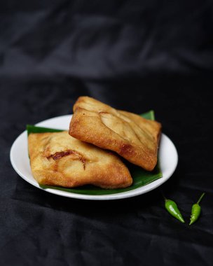 Mini Martabak siyah arka planda izole edildi. Martabak, Mooraba denilen tipik bir Hint yemeğidir. Bu yumurta martabak Endonezya 'da akşam yemeği olarak kullanılmak için çok popülerdir. Odak bulanıklığı.