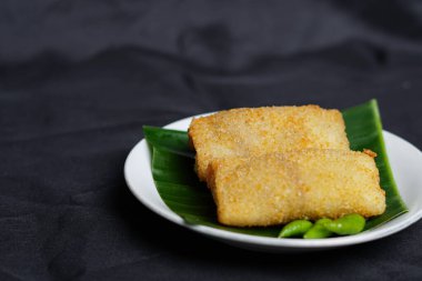 Kızarmış börekler siyah arka planda izole edilmiş. Bu tipik Semarang yemeği bazen Lun pia olarak adlandırılır geleneksel Çin-Cava atıştırmalıklarının birleşimidir. Odak bulanıklığı. Atıştırmalık..