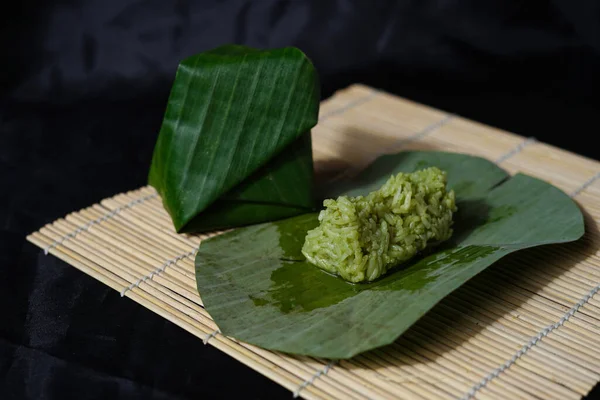 Zelená Lepkavá Rýžová Tapai Izolované Černém Pozadí Tapai Kulinářský Produkt — Stock fotografie