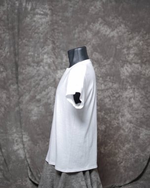 Erkeklerin beyaz boş tişört şablonu, yan görüş, görünmez mankenin doğal şekli, baskı için tasarlanmış, motif gri arka planda izole edilmiş. Reklamınız için boş yer.