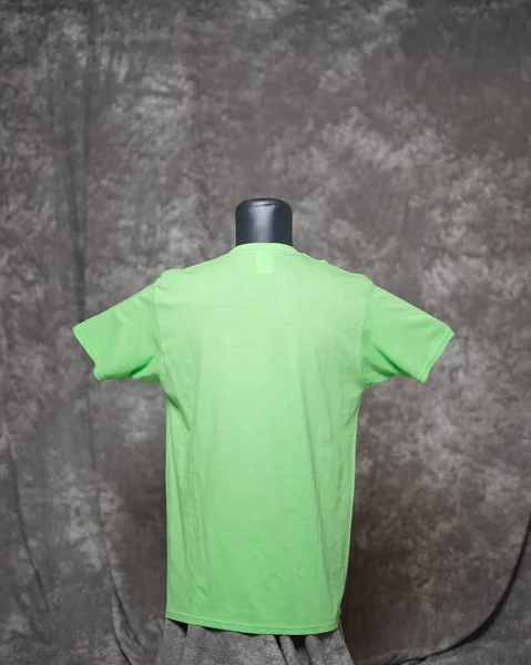 Ljusgröna Mäns Tomma Shirt Mall Baksida Naturlig Form Osynlig Skyltdocka — Stockfoto