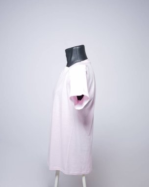 Şeftali rengi, boş erkek tişörtü şablonu, kenar görüş, görünmez mankenin doğal şekli, model tasarımınızın basılması için, sade beyaz arka planda izole. Reklamınız için boş yer.