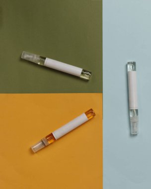 Parfüm şişesi ambalajı çıplak arka planda izole edilmiş. Reklam alanınız için sade şişeler. Şişe kaplama modeli. Sıvı sprey için küçük plastik şişe. Küçük parfüm şişesi.