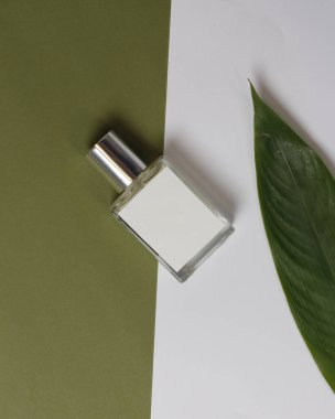 Parfüm şişesi ambalajı çıplak arka planda izole edilmiş. Reklam alanınız için sade şişeler. Şişe kaplama modeli. Sıvı sprey için küçük plastik şişe. Küçük parfüm şişesi.