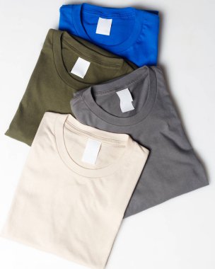 Düz tişört modelleme şablonu çeşitli renkler. Tişört parlak beyaz bir arkaplanda izole edilmiş. Baskı için çorap tasarımı sunumu. Reklam yerin için mükemmel. Logon için yer aç. Odak bulanıklığı.