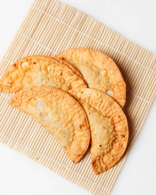 Endonezya pastası, et ve yumurtalarla birlikte dilimlenmiş sebzeler sonra da un katmanıyla sarılmış. Lezzetli ve tatlı yiyecekleri yarı pişmiş olarak paketlenmiş un..