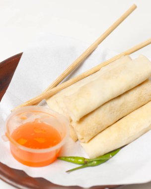 Beyaz arka planda yalıtılmış börek. Lumpia tipik bir Semarang keki. Yumurtalı kek kızarmış değil, bu yüzden yumuşak bir dokusu var. Bu pastanın tadı tatlı ve lezzetli. Odak bulanıklığı.