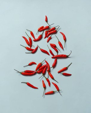 Beyaz arka planda acı kırmızı biber. Kırmızı biber beyaz arka planda izole edilmiş. Üst Manzara. Beyaz arka planda kırmızı biber. Sağlıklı beslenme. Mutfak baharatları, baharatlar, yemek geçmişi. Üst Manzara. Acı sos..